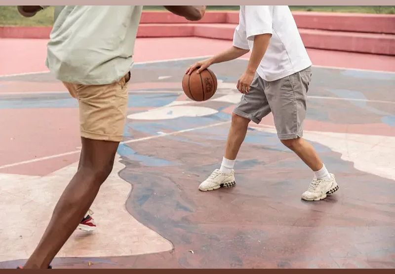 Ilustrasi teknik overhead pass dalam bola basket