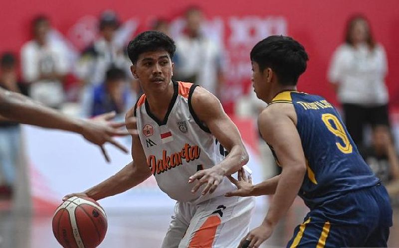 Pebasket putra DKI Jakarta melakukan dribble bola