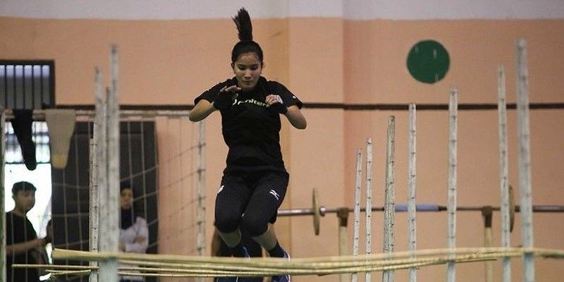 Pebola voli putri, Yolana Betha Pangestika, sedang menjalani latihan fisik