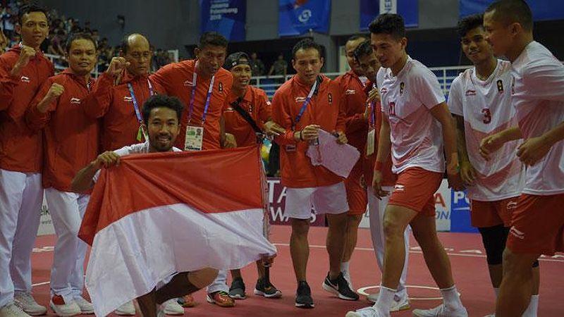 Pemain dan official tim sepak takraw putra Indonesia berselebrasi setelah berhasil mengalahkan Jepang