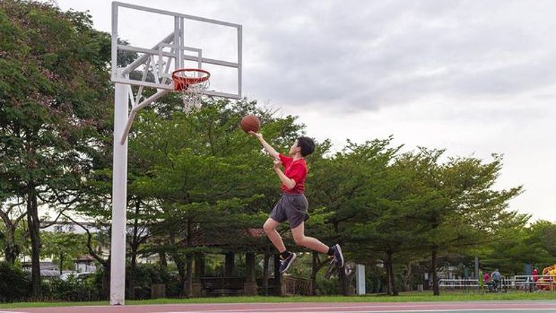 Pemain melakukan layup dalam permainan bola basket