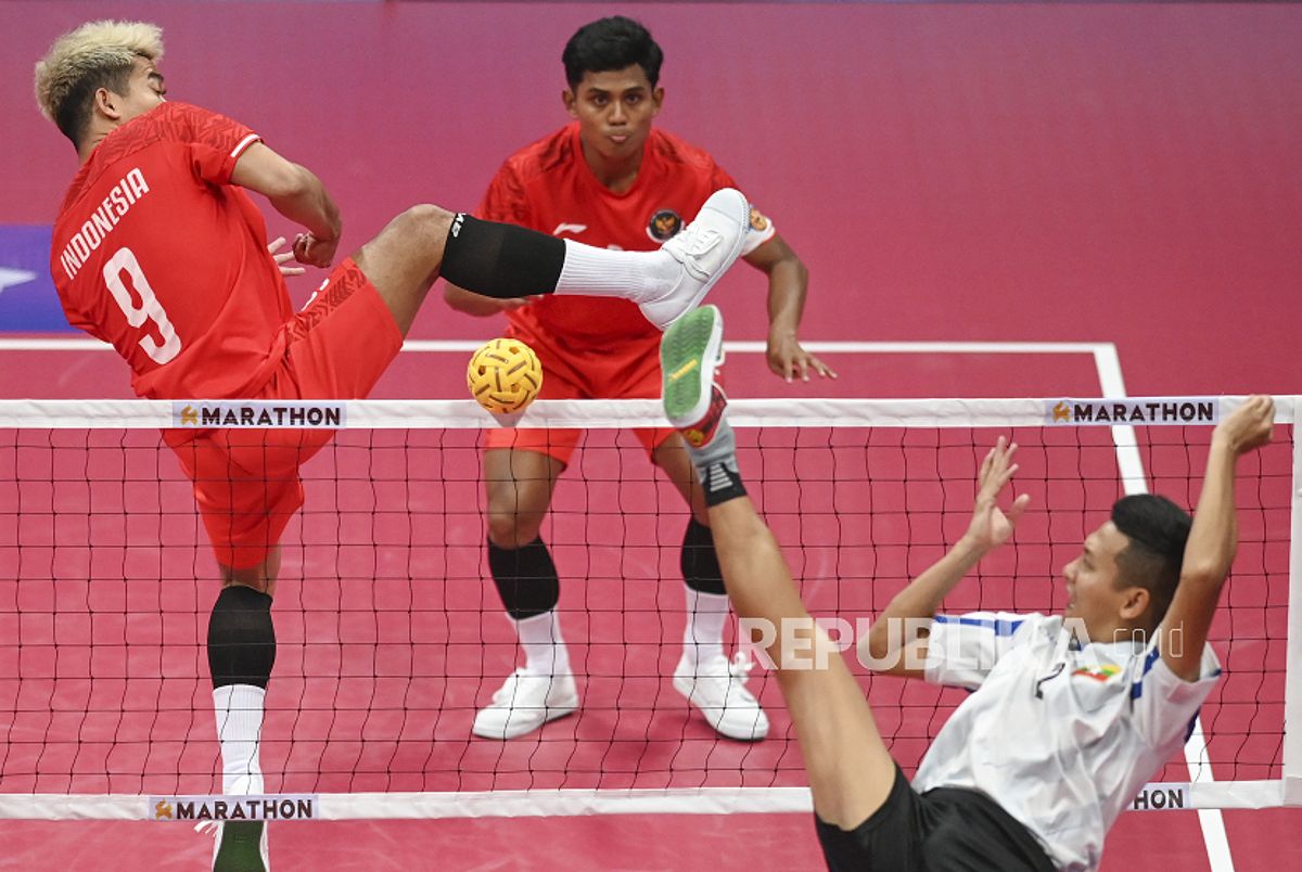 Pesepak takraw putra Indonesia Rusdi menahan tendangan dari pesepak takraw Myanmar