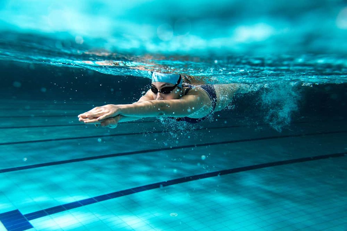 Posisi tubuh saat berenang gaya dada