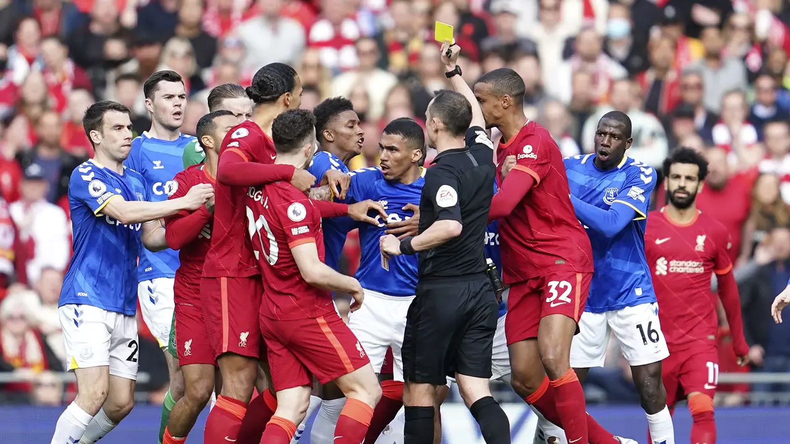 Suporter Liverpool di Stadion Anfield