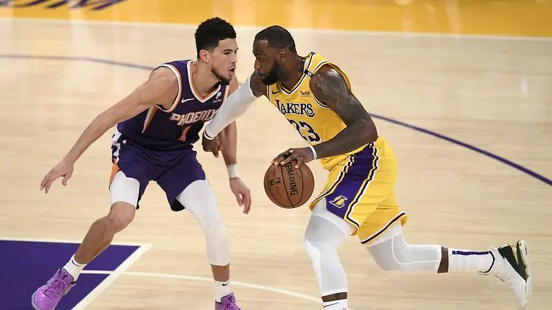 LeBron James vs Devin Booker