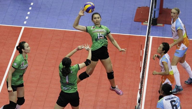 Pemain Jakarta Elektrik PLN, Yolla Yuliana bersiap melakukan jumping smash pada pertandingan final puteri Pertamina Proliga