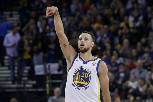 Stephen Curry saat melakukan free throw