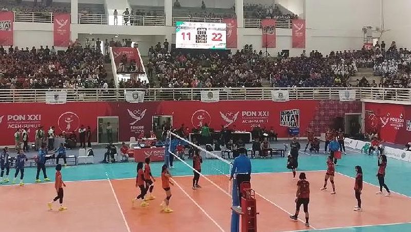 Suasana pertandingan perebutan tempat ketiga bola voli indoor PON Aceh Sumut 2024 antara DKI Jakarta kontra Jawa Tengah