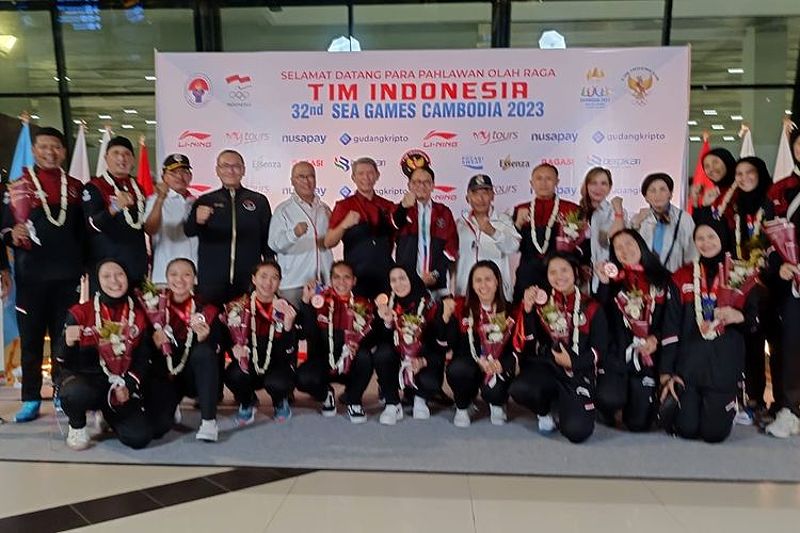 Timnas voli putri Indonesia mendapat sambutan usai berlaga pada SEA Games 2023